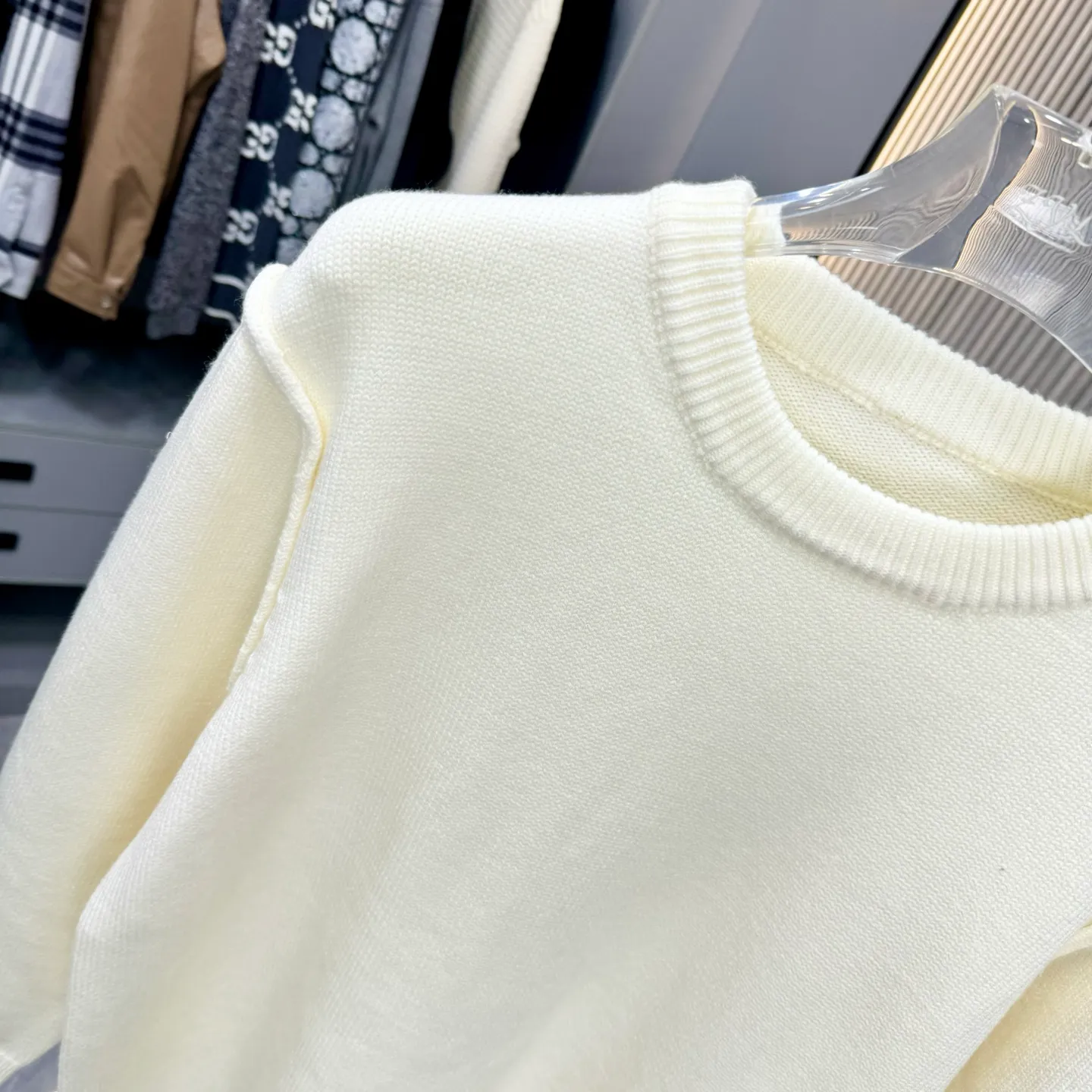 🅿️310 Stone Island 25FW crew neck sweater is made of top-grade cashmere yarn. The new autumn and winter Oblique jacquard knitted cashmere sweater adopts a double-sided wearable design and is made of high-quality cashmere material. After fine weaving process, it presents a soft and comfortable touch and excellent thermal performance. The iconic Oblique jacquard pattern is perfectly presented through precision knitting technology. It can be worn on both sides, showing different style charms. The round neck design is simple and elegant, suitable for various matching occasions. Exquisite knitting technology ensures that the clothes are not easily deformed and remain crisp and long-lasting. The double-sided design concept reflects LV's perfect balance of practicality and fashion. Each sweater undergoes strict quality inspection to ensure that the quality meets the brand's consistently high standards. This knitted item combines warmth and style, making it an exquisite addition to your autumn and winter wardrobe. Size:S/M/L/XL
